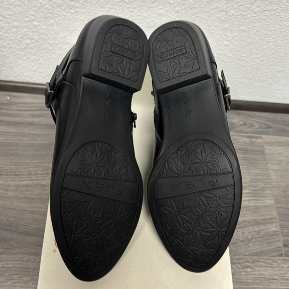 LifeStride Alexander Bootie (WIDE) - Picture 4 of 9